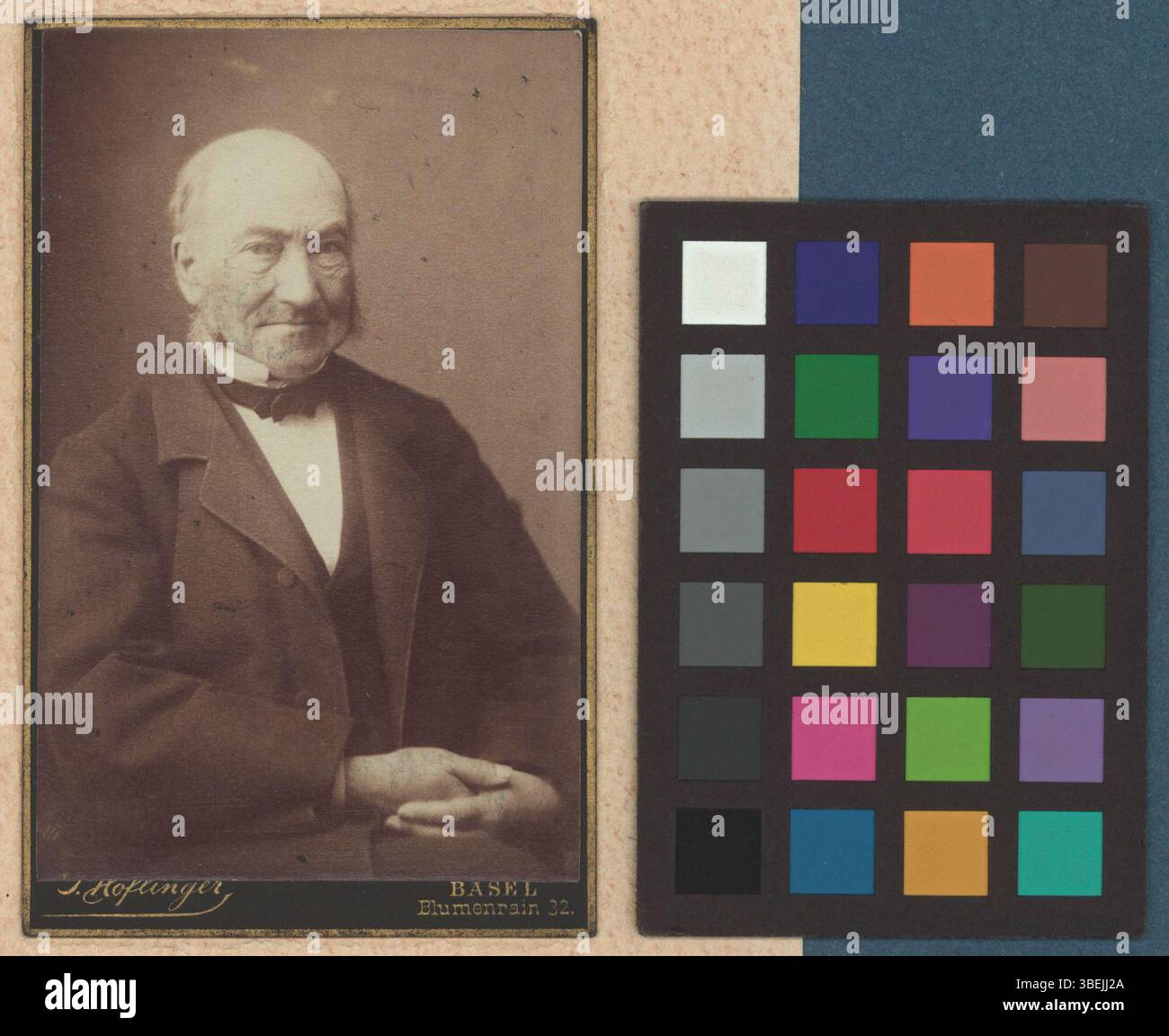 Dieses Schwarzweiß-Foto von Emanuel Wybert, das zwischen 1857 und 1884 aufgenommen wurde, ist auf Pappe montiert. Das Porträt spiegelt den traditionellen Stil der Mitte des 19. Jahrhunderts mit detailliertem Gesichtsausdruck und Kleidung wider. Stockfoto