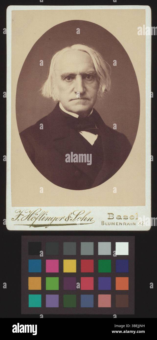 Diese schwarz-weiße Schrankkarte, die zwischen 1870 und 1888 aufgenommen wurde, zeigt Karl Steffensen. Das Bild fängt das Motiv in einem typischen Stil des 19. Jahrhunderts ein und konzentriert sich dabei auf seine Gesichtszüge und Kleidung. Stockfoto