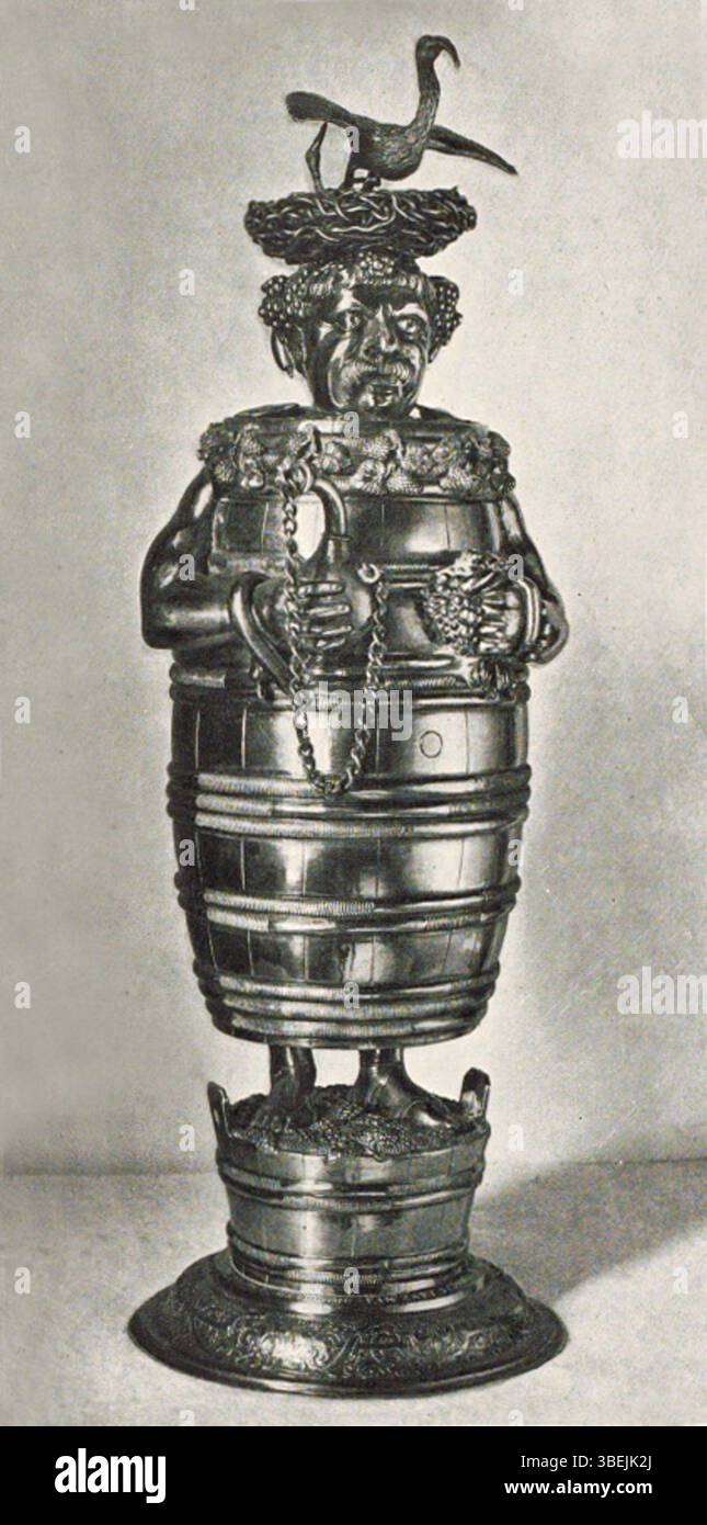 Dieses 1913 von Georg Kobenhaupt entstandene Kunstwerk zeigt *Bacchus in einem Fass*, eine spielerische und künstlerische Darstellung des römischen Weingottes Bacchus, der in einem Fass sitzt. Das Stück ist Teil der Sammlung *Kunstwerke aus dem Elsass*. Stockfoto