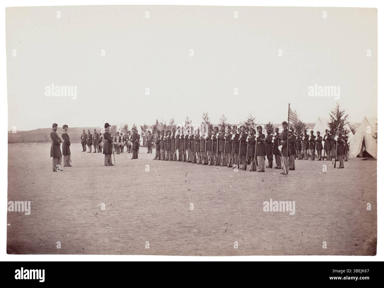 Dieses Foto, das Mathew B. Brady zugeschrieben wird, zeigt eine nicht identifizierte Unions-Infanteriekompanie, die während des Amerikanischen Bürgerkriegs auf einer Parade stand. Die Soldaten sind in Formationen angeordnet, die die Disziplin und Struktur des Unionssoldaten während dieser turbulenten Periode zeigen. Stockfoto