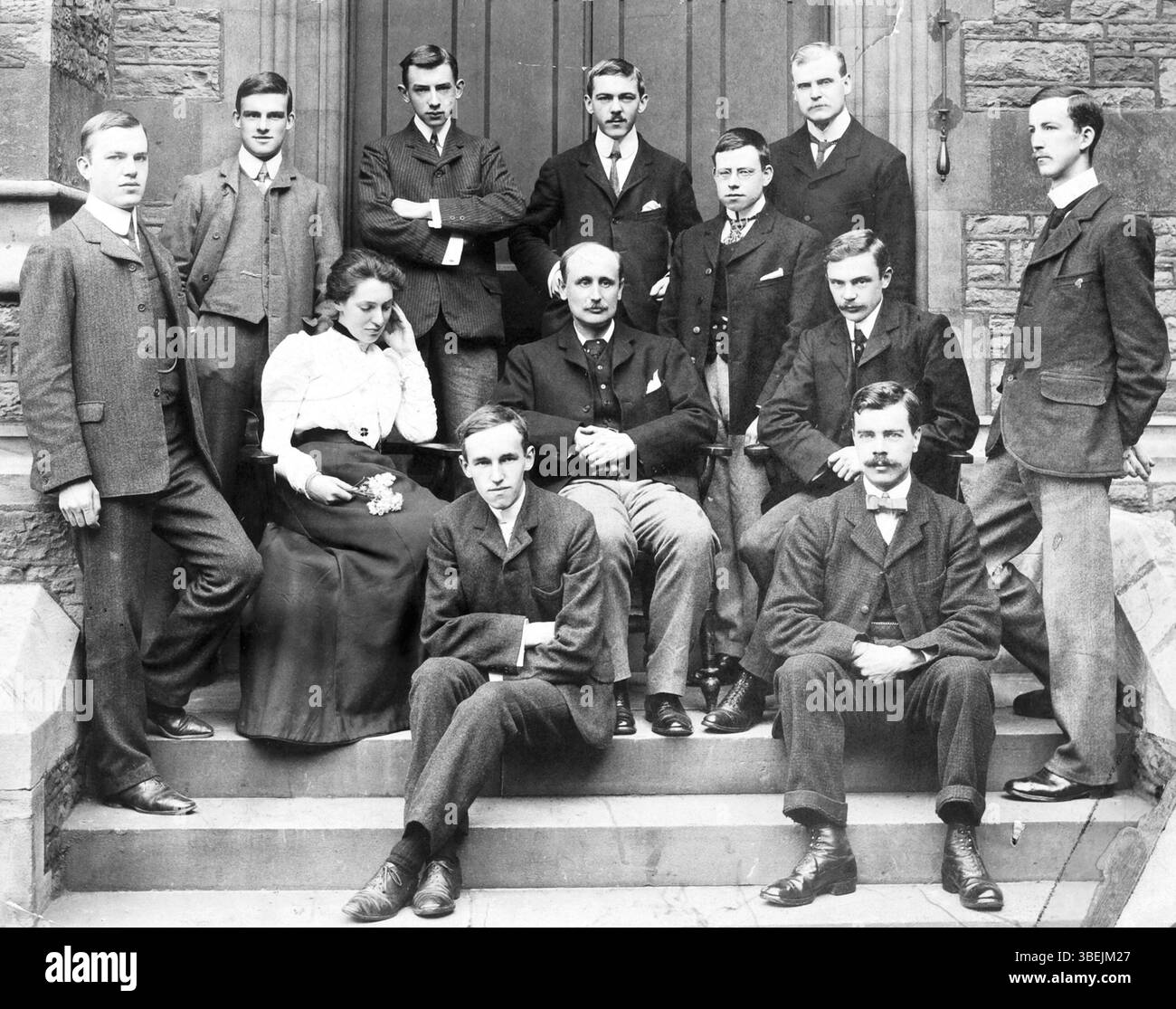 Dieses Foto, das am 1. September 1902 von George Louis Eves aufgenommen wurde, zeigt Physikmitarbeiter und Studenten des University College in Bristol. Zu den wichtigsten Personen auf dem Foto gehören J.H. Priestley, A.P. Chattock und T.F. Sibley, von denen viele später maßgeblich zur Wissenschaft und Industrie beitrugen, einschließlich Positionen an Universitäten und Unternehmen wie British Aluminium. Stockfoto