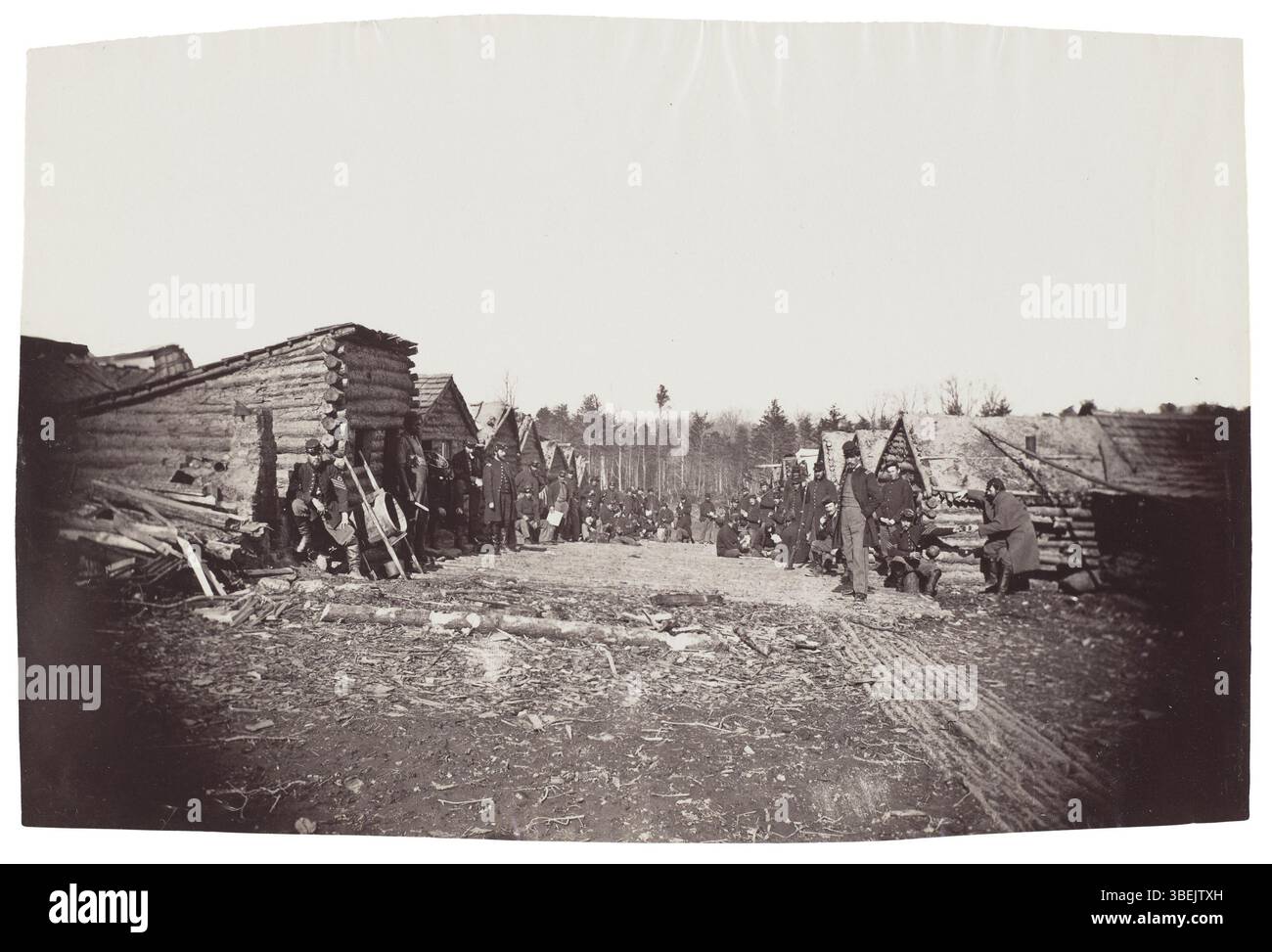 Dieses Foto des Bürgerkriegs, das zwischen 1861 und 1865 aufgenommen wurde, zeigt die Winterquartiere eines nicht identifizierten Regiments der Union Army und zeigt zwei Reihen von Blockhütten, die in den harten Wintermonaten als Zufluchtsort für Soldaten dienten. Stockfoto