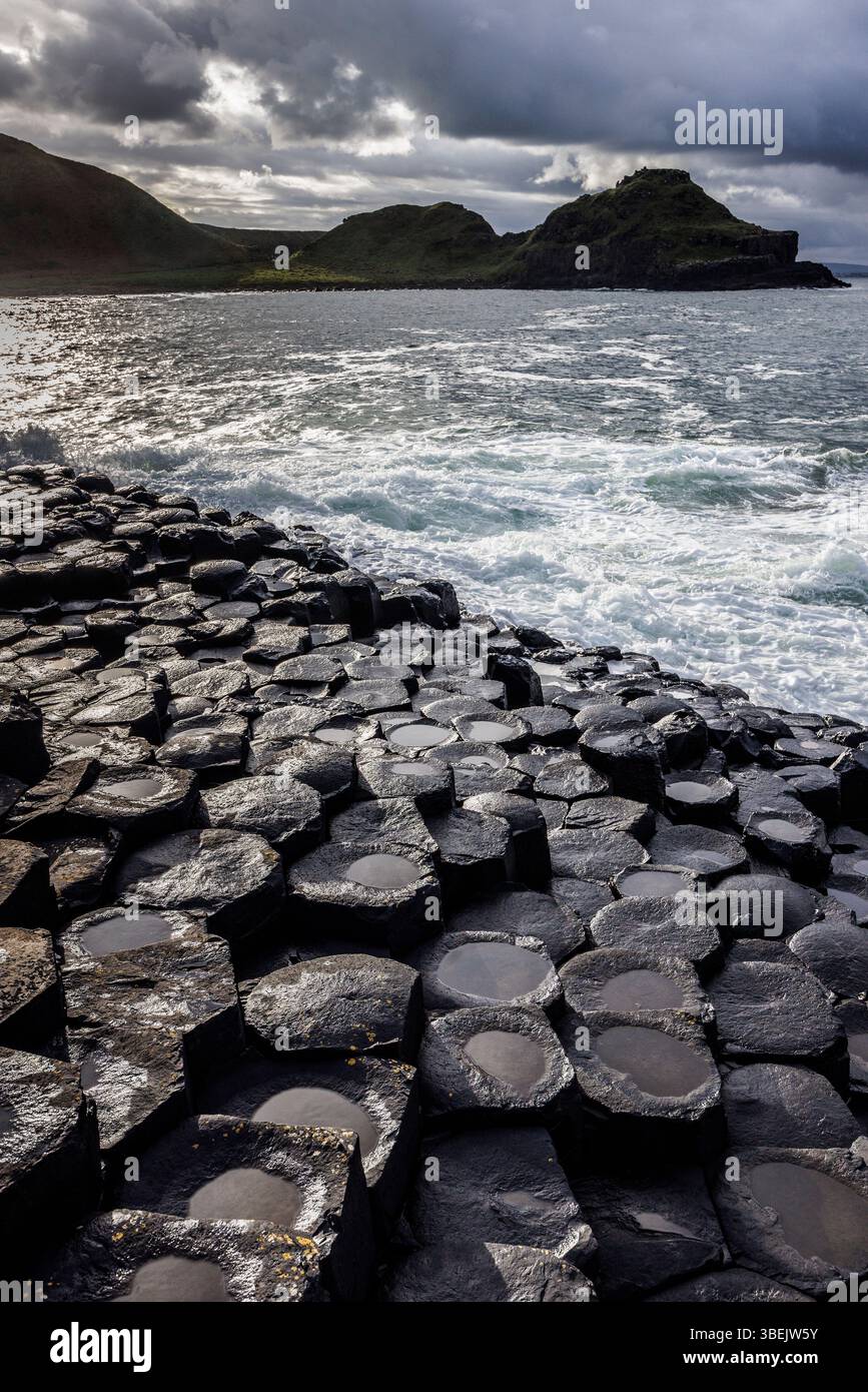 Sturmwolken, Giant's Causeway, Co. Antrim, Irland Stockfoto