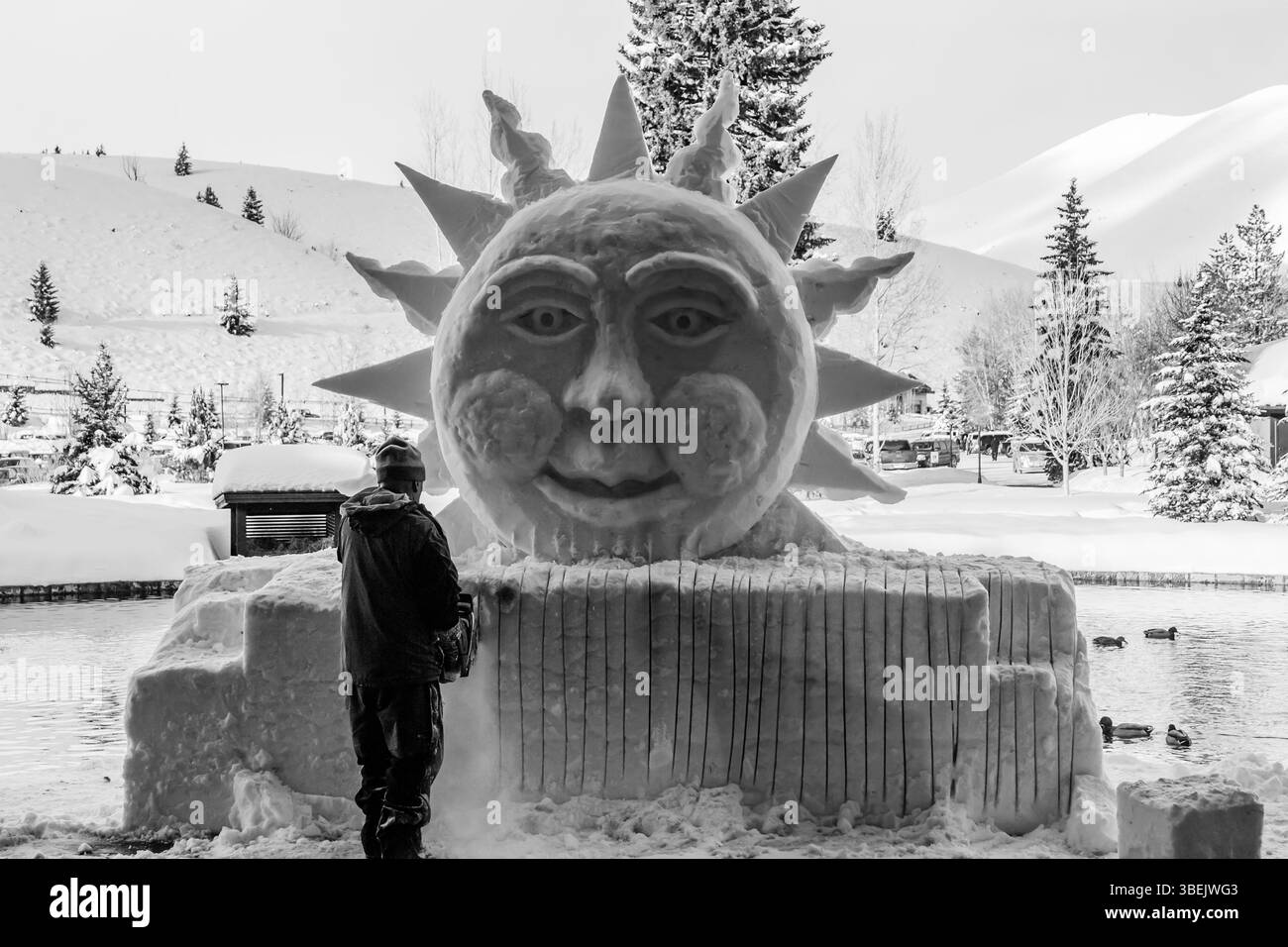 Sun Valley, Idaho, USA – 22. Dezember 2015: Ein Bildhauer schneidet eine große Sonnenskulptur aus Eis, wahrscheinlich für ein Winterfestival oder eine Kunstausstellung. Stockfoto