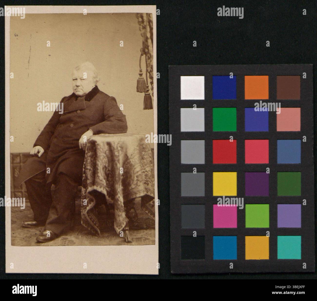 Diese Schwarzweiß-Fotografie von Christian Friedrich Schönbein, aufgenommen zwischen 1850 und 1868, ist auf einer Schrankkarte montiert. Das Porträt unterstreicht den formalen Stil der Fotografie aus dem 19. Jahrhundert und hält Schönbein in würdevoller und ausgewogener Pose fest. Stockfoto