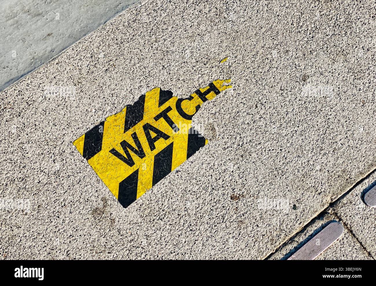 Achten Sie auf die Warnschilder auf dem Gehweg - Smartphone-aufgenommenes Stockfoto