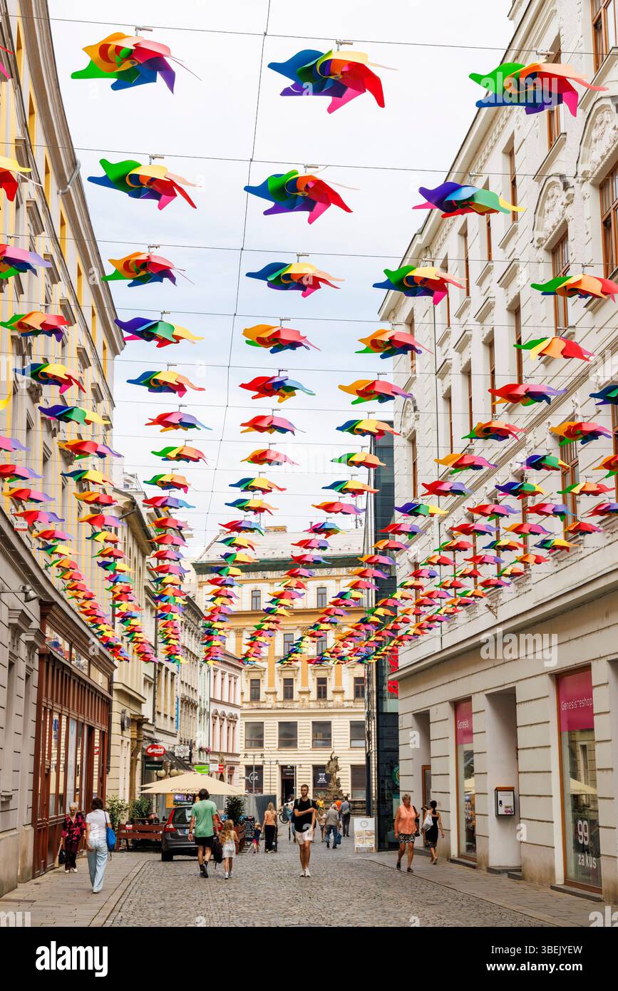 Einkaufsstraße mit farbenfrohem Overhead-Display, Olomouc, Mähren, Tschechische Republik Stockfoto