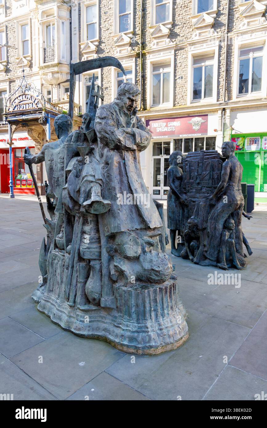 Chartist-Gedenkskulptur vor dem Westgate Hotel, Newport, Wales, Großbritannien Stockfoto