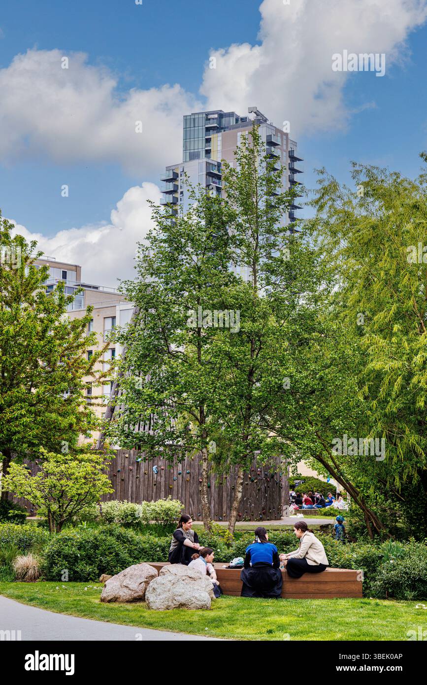 Die Leute sitzen im Spring Park, dem höchsten Gebäude im Norden Londons, Woodberry Grove, Hackney, London, England, UK Stockfoto