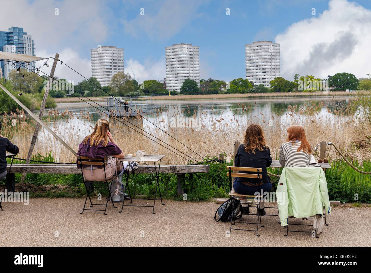 Die Menschen am Reservoir, heute ein Naturschutzgebiet, Woodberry Wetlands, Hackney, London, England, UK Stockfoto