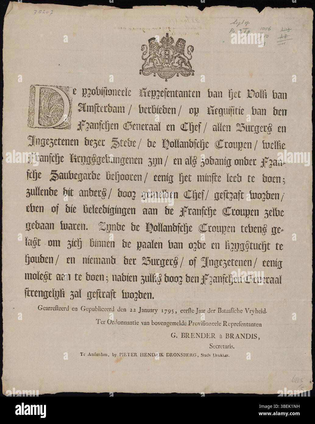 Die Veröffentlichung der vorläufigen Vertreter Amsterdams von 1795 verbietet es den Bürgern, französischen Soldaten, die während des Niederländisch-französischen Konflikts gefangen genommen wurden, Schaden zuzufügen, was die Einhaltung der Kriegsgesetze und der humanitären Behandlung von Gefangenen zeigt. Stockfoto