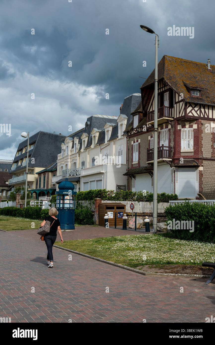 Uferpromenade mit gehobenen Wohnhäusern, Cabourg, Calvados, Normandie, Frankreich Stockfoto