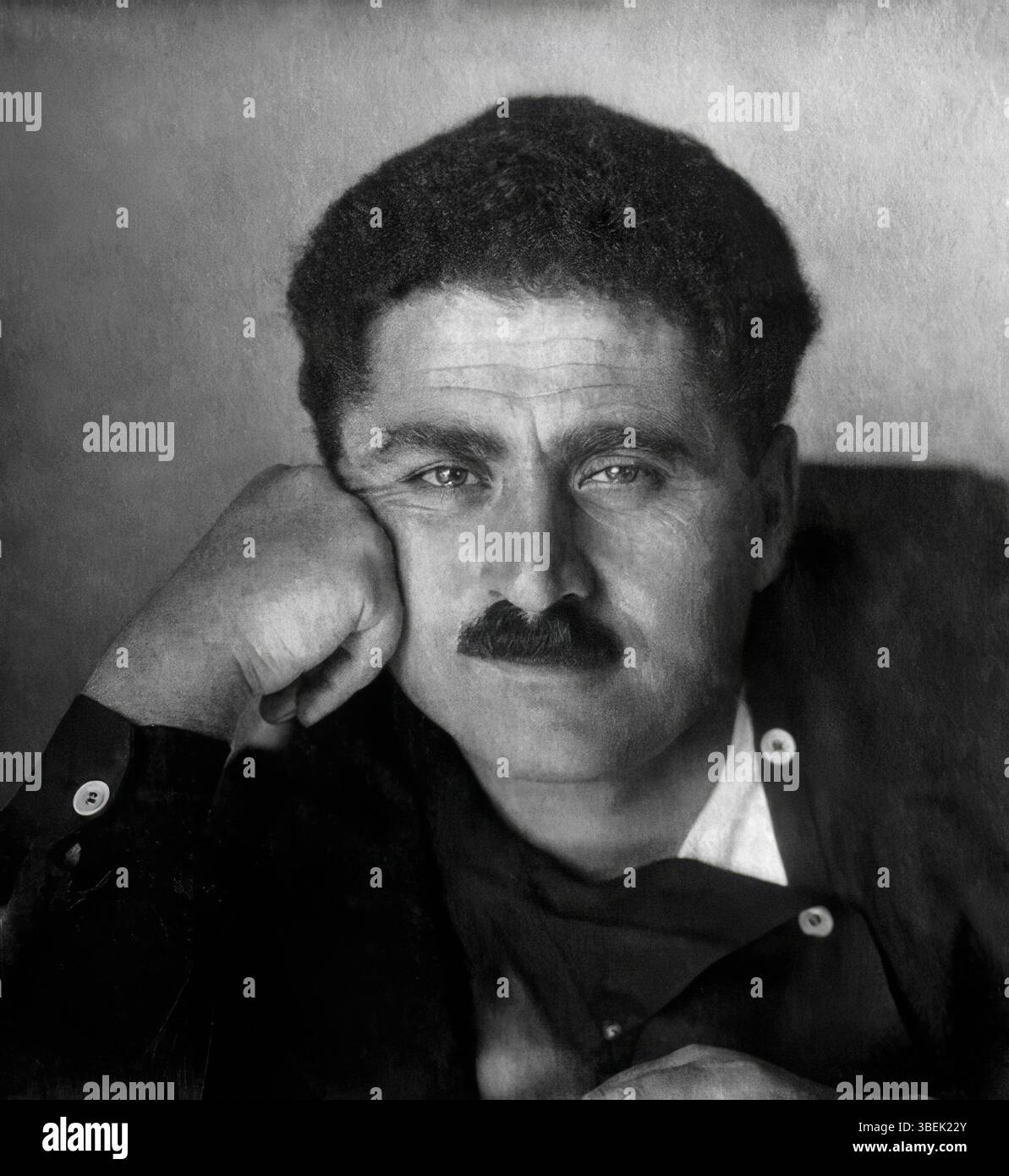 Dieses Porträt zeigt Aghasi Khanjyan, das in den frühen 1930er Jahren entstanden ist Es stellt eine visuelle Aufzeichnung des Individuums dar und betont die Gesichtszüge und die für diese Zeit typische Kleidung. Stockfoto