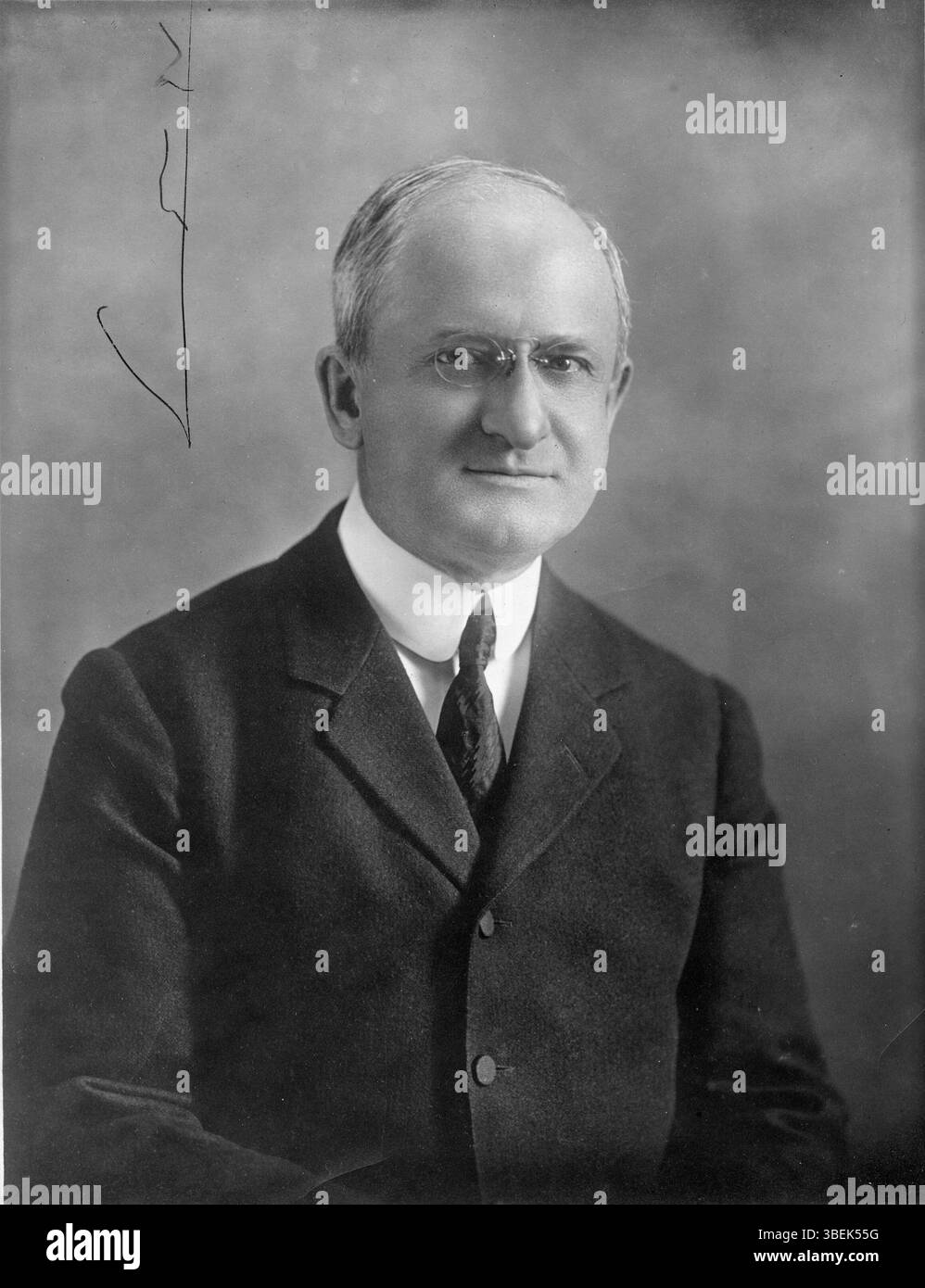 Joseph Sweetman Ames, ein einflussreicher amerikanischer Physiker, wird für seine Arbeit am American Institute of Physics ausgezeichnet. Dieses Foto stammt aus einer unbekannten Zeit in seiner Karriere. Stockfoto