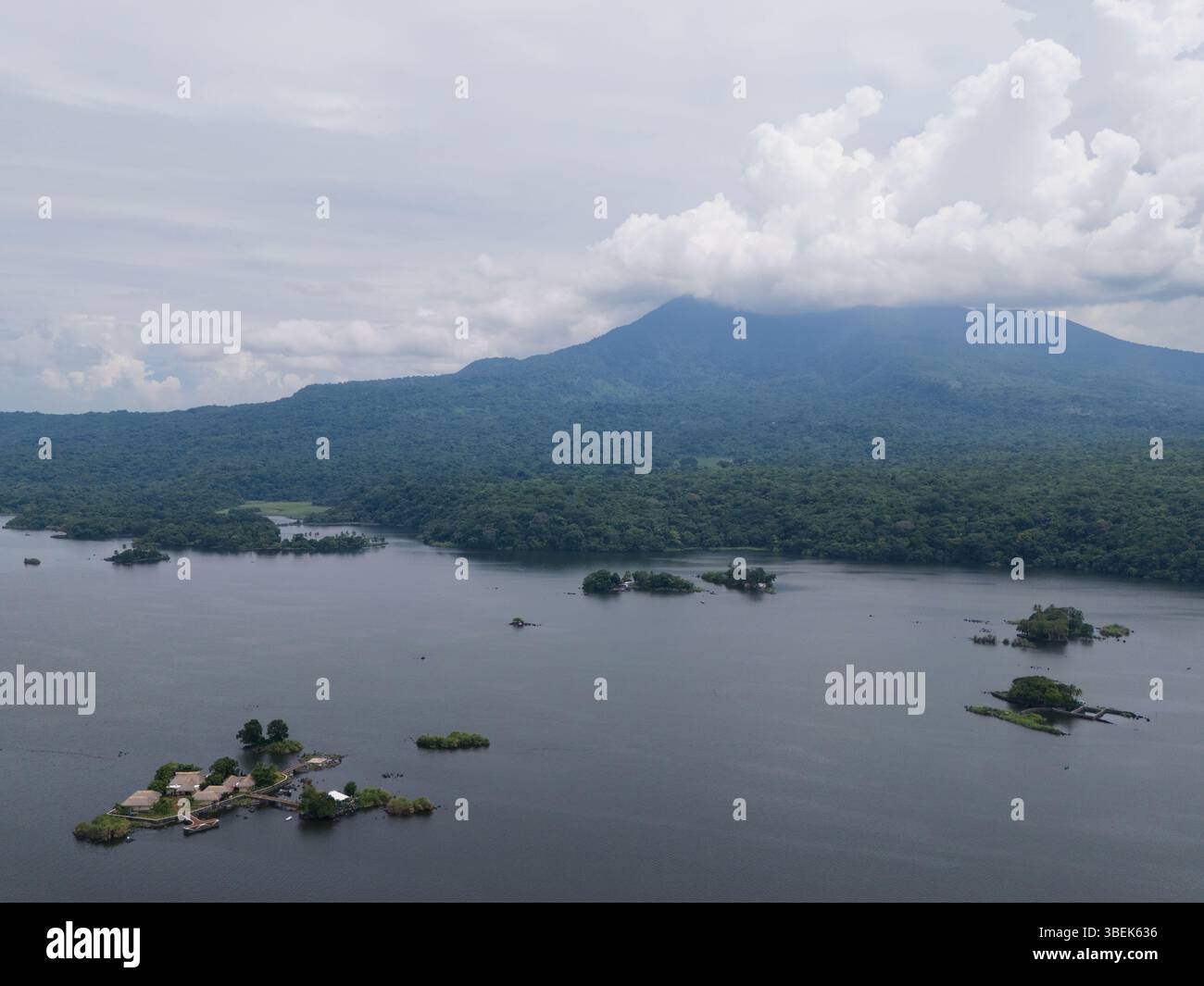 Kleine Inseln im See auf vulkanischem Hintergrund Drohnenansicht Stockfoto