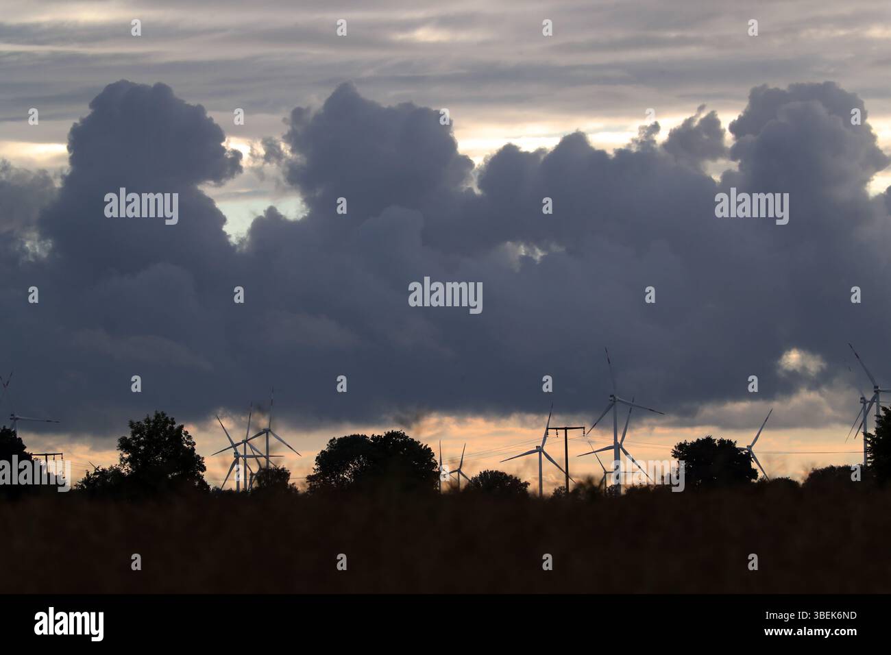 01.07.2024, Deutschland, Mecklenburg-Vorpommern, Greifswald, - Windturbinen vor dramatisch bewölktem Himmel. 00S240701D865CAROEX.JPG [MODELL RELE Stockfoto