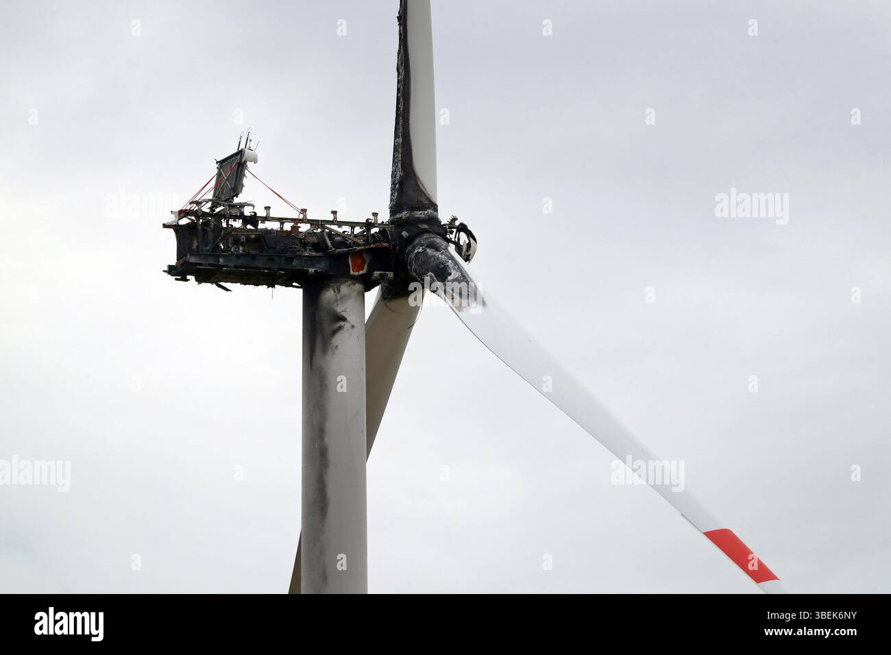 01.07.2024, Deutschland, Mecklenburg-Vorpommern, Greifswald, - Nahaufnahme, abgebrannte Windkraftanlage. 00S240701D868CAROEX.JPG [MODELLVERSION: NICHT APPLI Stockfoto