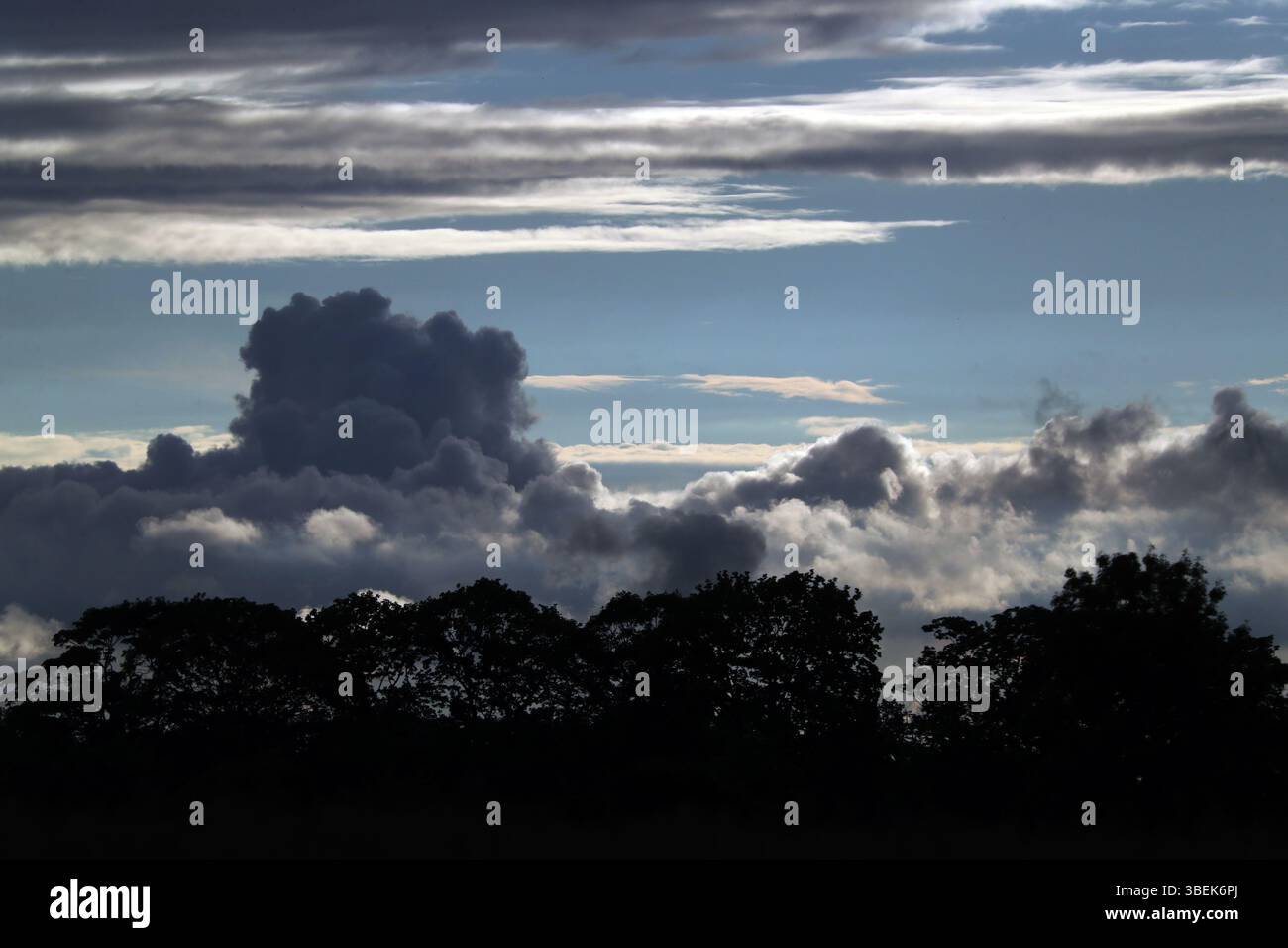 01.07.2024, Deutschland, Mecklenburg-Vorpommern, Greifswald, - dramatisch bewölkter Himmel. 00S240701D866CAROEX.JPG [MODELLVERSION: NICHT ZUTREFFEND, PROPERTY Stockfoto