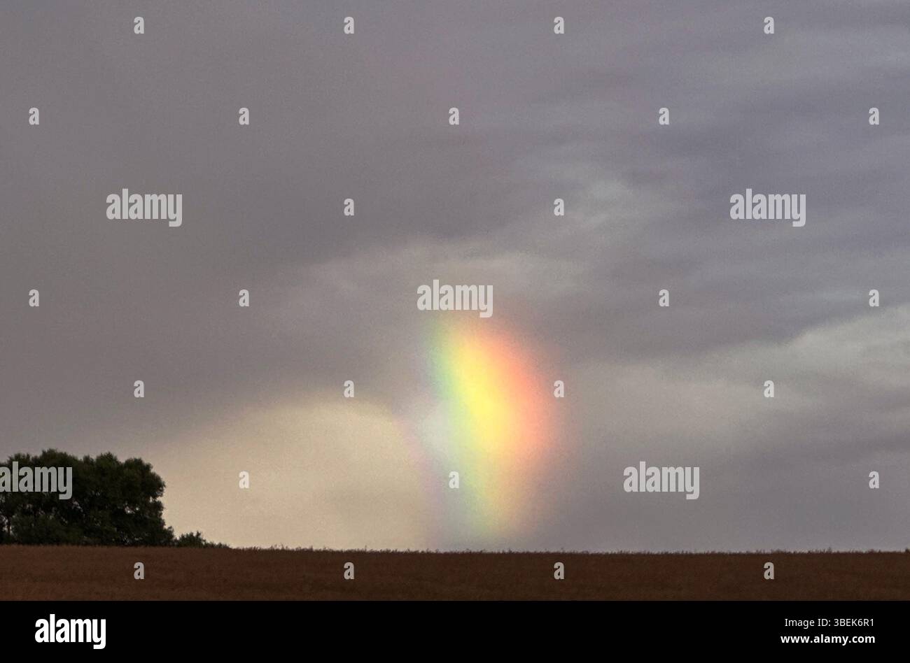 01.07.2024, Deutschland, Mecklenburg-Vorpommern, Greifswald, - Regenbogenspot am bewölkten Himmel. 00S240701D872CAROEX.JPG [MODELLVERSION: NICHT ZUTREFFEND Stockfoto