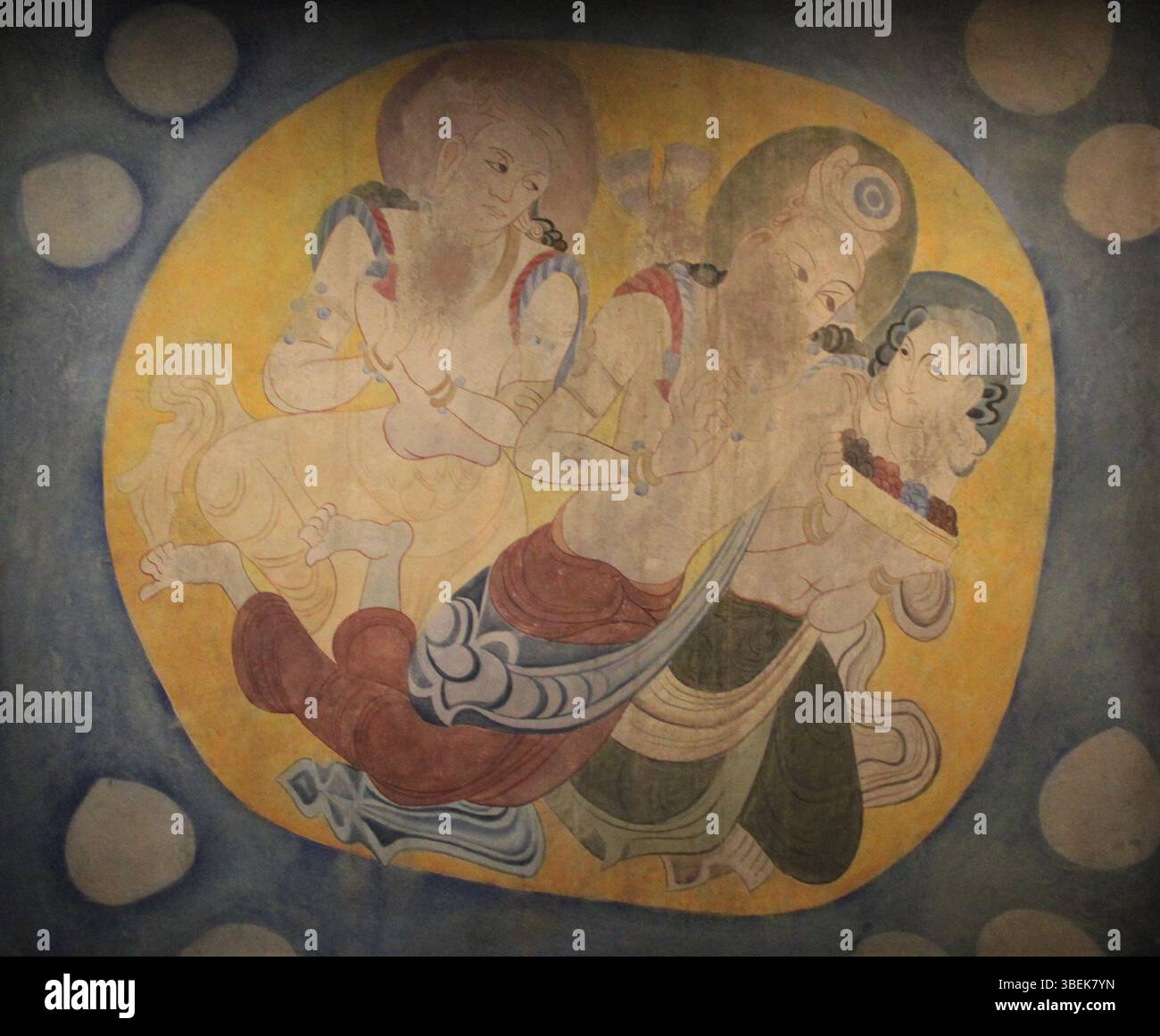 Jean Carls 1935 Reproduktion von „fliegenden Dschinnern“ aus den bamiyanischen Höhlen in Afghanistan zeigt ätherische Wesen in der Nische des westlichen Buddha. Das Original stammt aus dem 7. Jahrhundert und wurde als Teil der buddhistischen Höhlenkunst geschaffen, die die komplizierten Details spiritueller und mythischer Figuren in alten afghanischen religiösen Kontexten zeigt. Stockfoto
