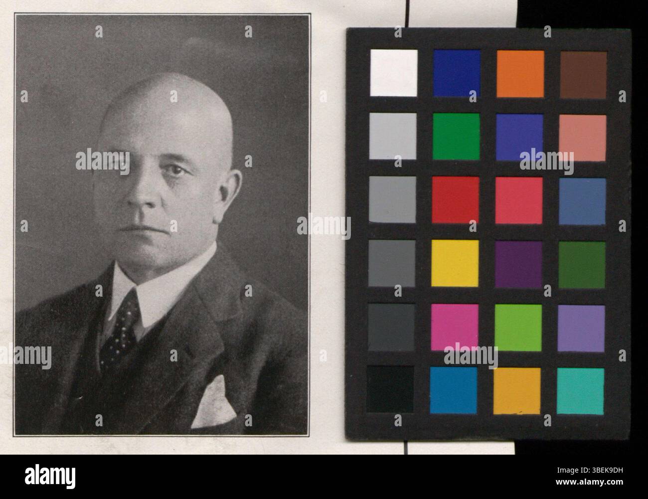 Eine Schwarzweiß-Reproduktion einer Fotografie, die zwischen 1905 und 1925 aufgenommen wurde und Richard Ecklin-Bansa darstellt, ein bemerkenswertes Individuum aus der Schweiz des frühen 20. Jahrhunderts. Stockfoto