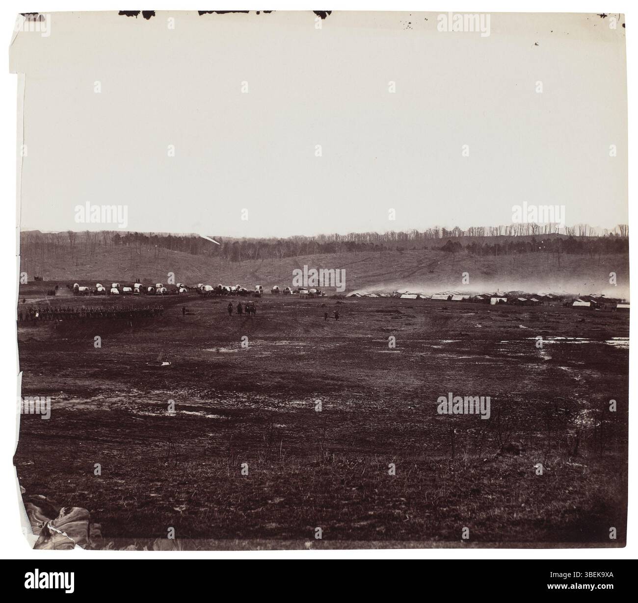 Dieses Foto, das früher Mathew B. Brady zugeschrieben wurde, zeigt die Winterquartiere eines Kavallerie-Regiments in der Army of the Potomac bei Brandy Station, Virginia, im Jahr 1864. Sie bietet einen Einblick in die Lebensbedingungen der Soldaten der Union während der harten Wintermonate des Amerikanischen Bürgerkriegs, indem sie ihre Lagerstrukturen und -Ausrüstung eingefangen haben. Stockfoto