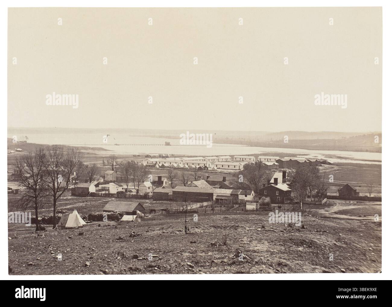 *Hunting Creek Bridge* in der Nähe von Alexandria, Virginia, die zwischen 1861-1865 während des Amerikanischen Bürgerkriegs entstand, wird oft Mathew Brady zugeschrieben. Das Bild zeigt einen wichtigen Ort in der Nähe der Schlachtfelder des Krieges. Stockfoto