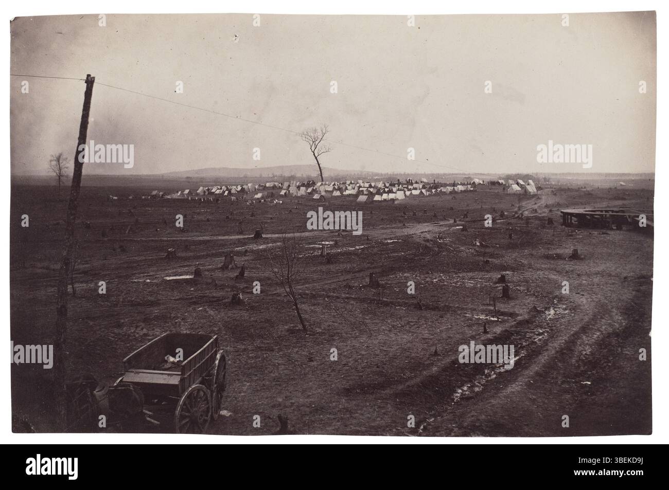Dieses Foto, datiert zwischen 1861 und 1865, zeigt einen Wagen im Vordergrund mit einem entfernten Zeltlager der Union Army. Das Bild bietet einen Einblick in das tägliche Leben der Soldaten während des Amerikanischen Bürgerkriegs. Stockfoto