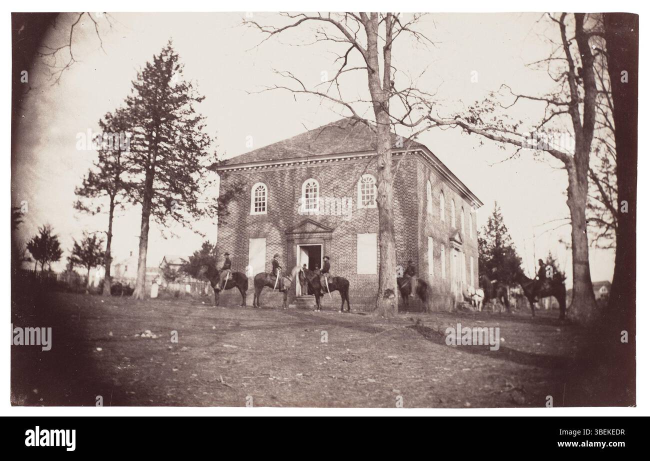 Dieses Foto, das früher Mathew B. Brady zugeschrieben wurde, zeigt die Falls Church in Virginia zwischen 1861 und 1865 während des Amerikanischen Bürgerkriegs. Das Bild bietet einen Blick auf die Stadt, als es die Auswirkungen des Konflikts auf die lokalen Gemeinschaften erlebte. Stockfoto