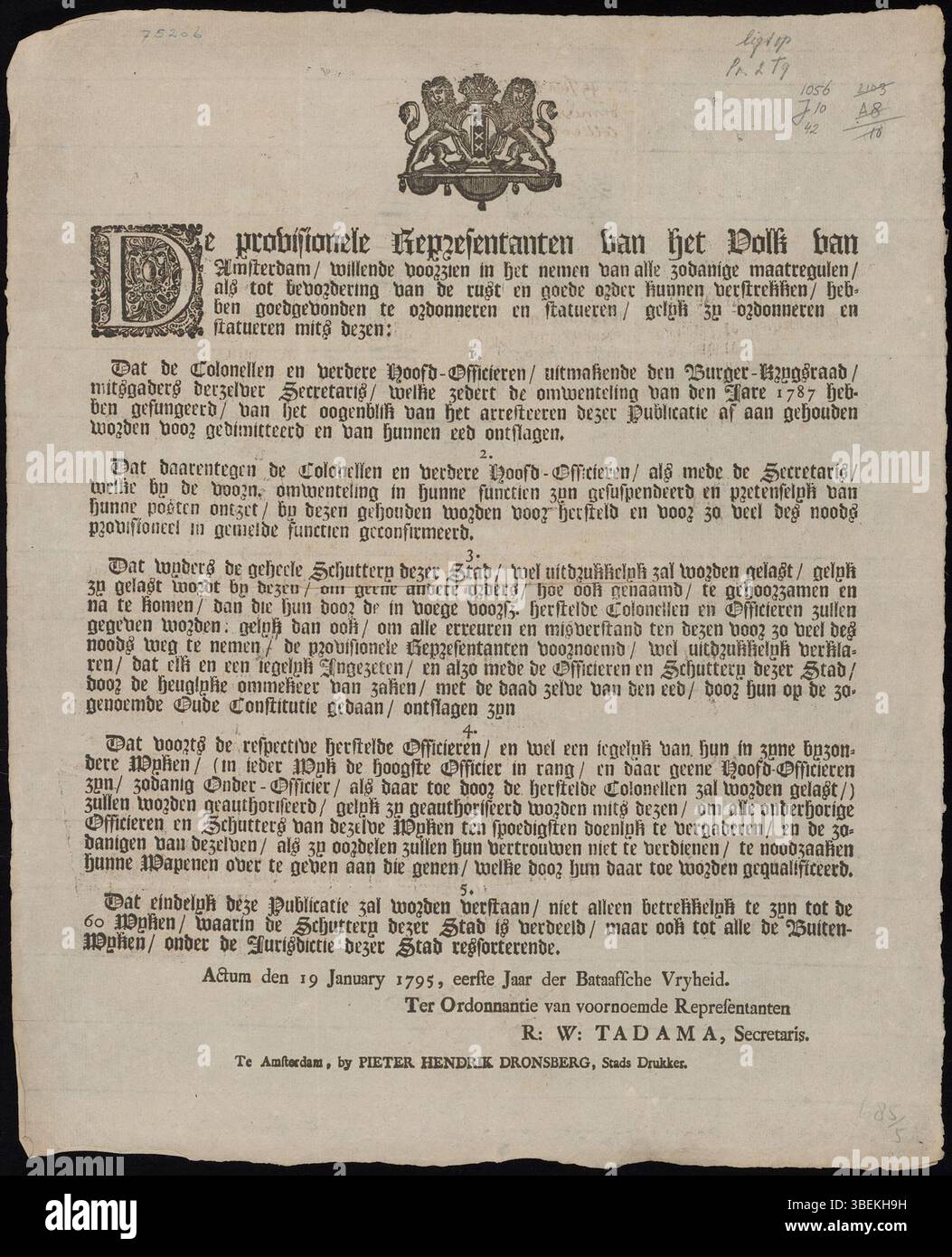 Diese Veröffentlichung der Provisorischen Vertreter von Amsterdam aus dem Jahr 1795 beschreibt Maßnahmen zur Aufrechterhaltung der öffentlichen Ordnung und des Friedens in Zeiten der Unruhen. Sie spiegelt die Reaktion der Stadt auf politische Instabilität und gesellschaftliche Veränderungen wider. Stockfoto