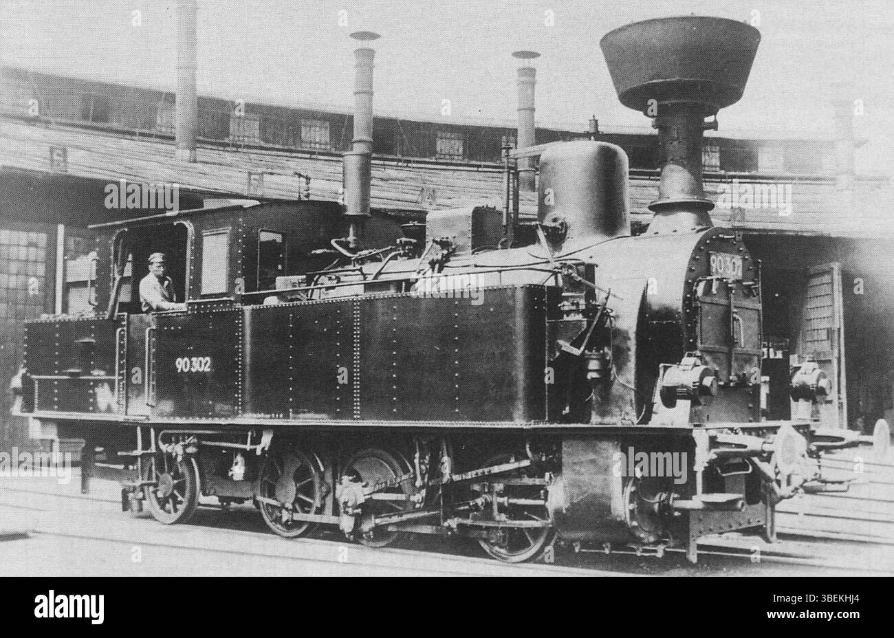 Die *kkStB 265.02* Lokomotive, die später in DRG 90 302 umbenannt wurde, ist auf diesem Foto vom 25. Mai 1940 im Motorenhaus Ceska Lipa abgebildet. Das Bild ist Teil der Sammlung J. Koutny, die historische deutsche und tschechische Eisenbahngeschichte zeigt. Stockfoto