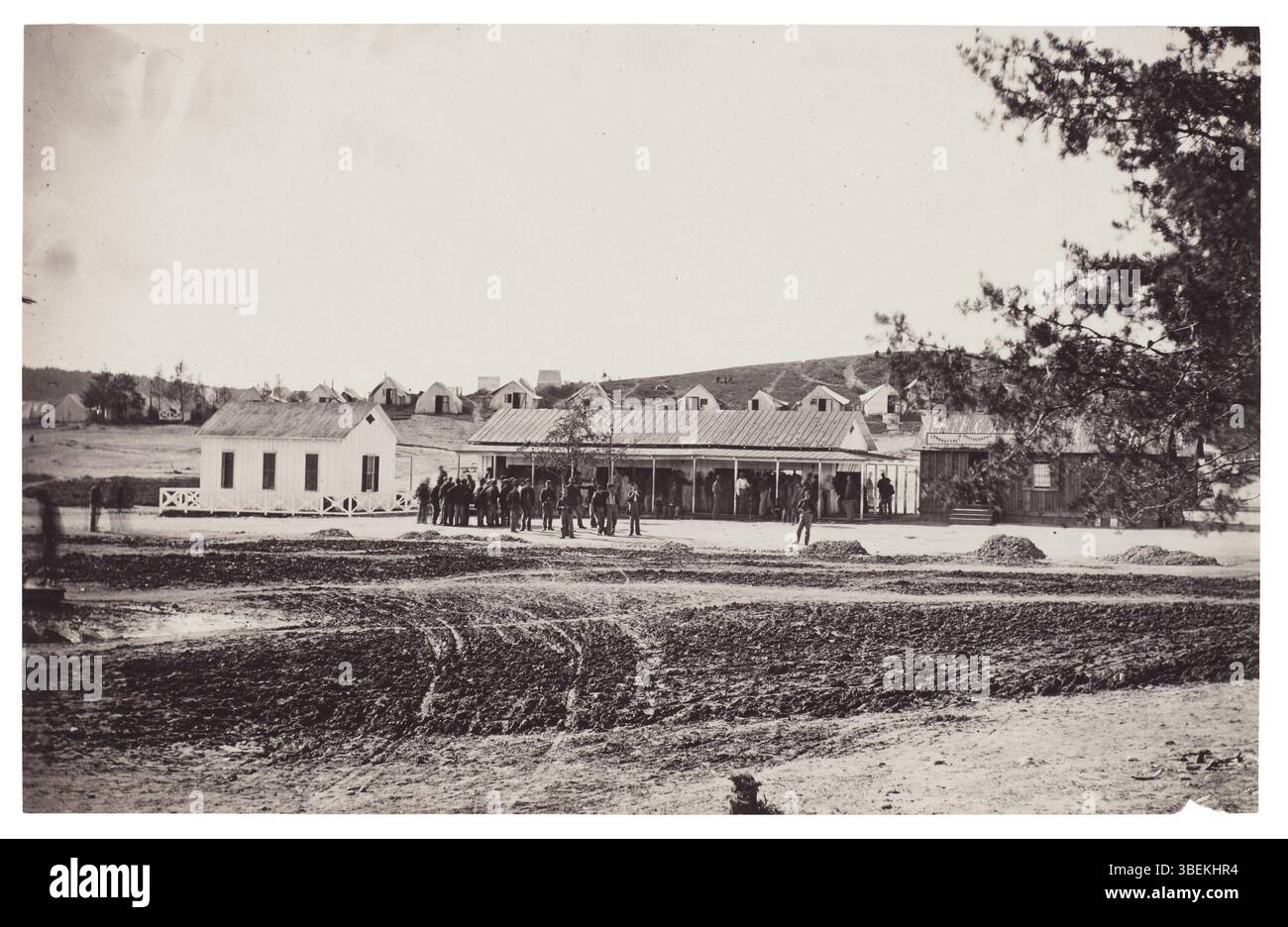 Diese historische Fotografie, die ursprünglich Mathew B. Brady zugeschrieben wurde, zeigt die Winterquartiere eines nicht identifizierten Lagers der Union Army während des Amerikanischen Bürgerkriegs. Die Ambrotypie und das Foto geben einen Einblick in das tägliche Leben der Soldaten zwischen 1861 und 1865. Stockfoto