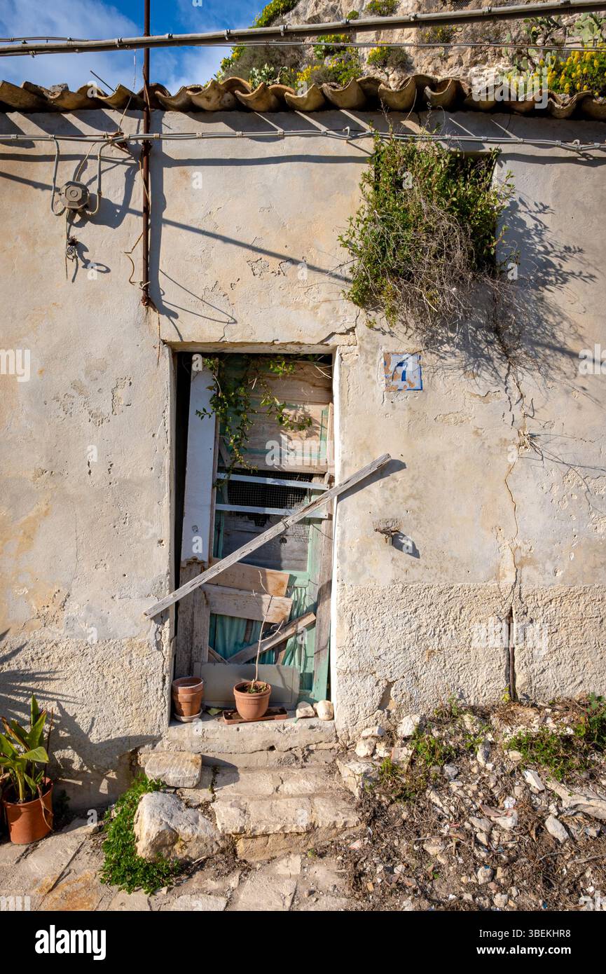 Verlassener Eingang des Hauses in Sizilien, Italien, aufgenommen an einem sonnigen Wintertag ohne Menschen. Stockfoto