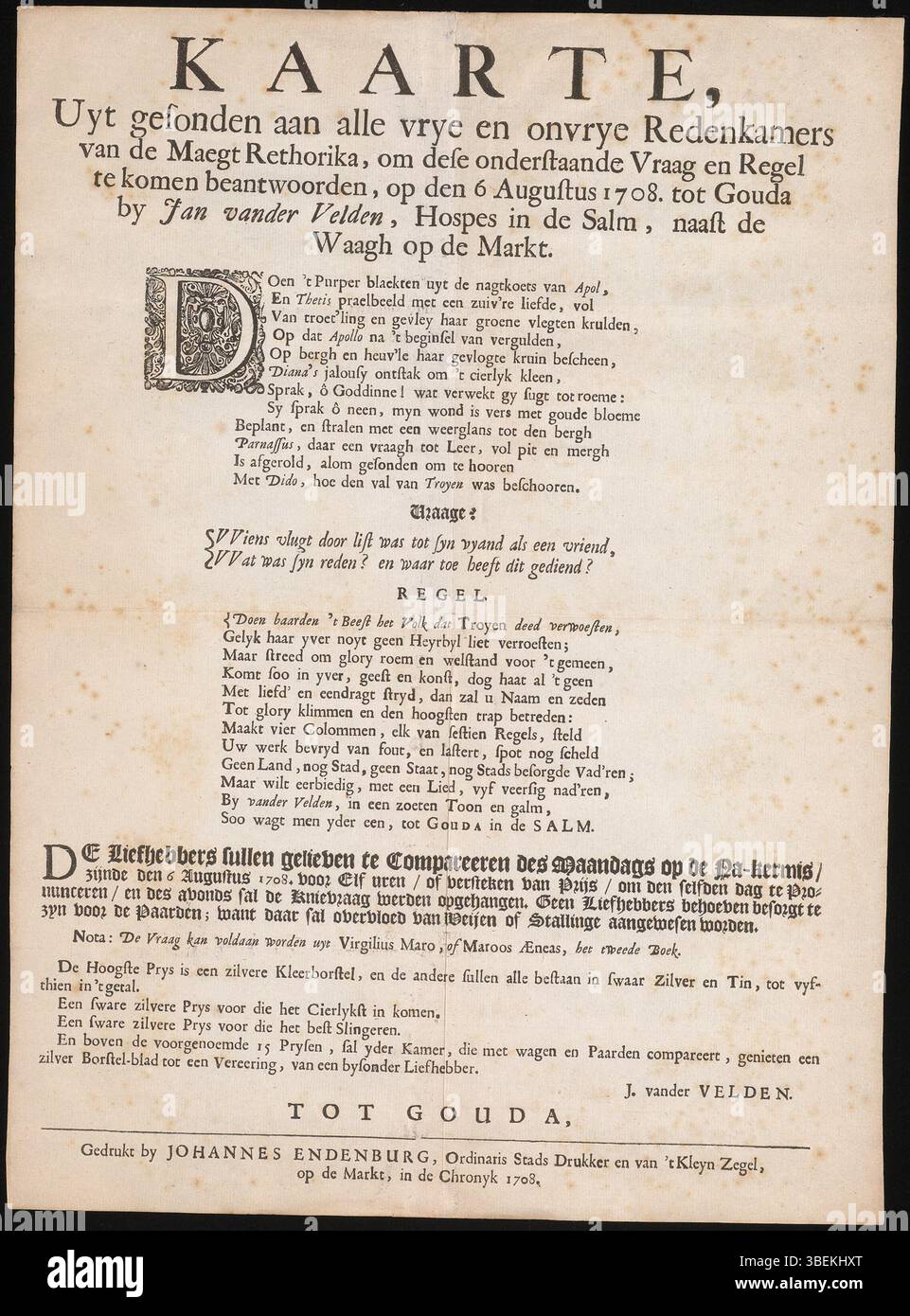 Dieses Dokument, das am 6. August 1708 veröffentlicht wurde, richtet sich an alle freien und unfreien begründeten Kammern der Maiden-Rhetorik in Gouda. Der Text bittet um Antworten auf eine bestimmte Frage und Vorschrift, gedruckt von Jan vander Velden. Stockfoto