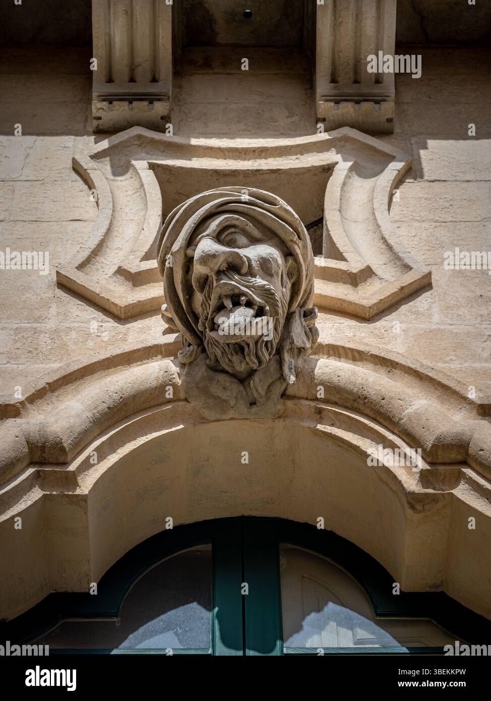 Ein flacher Blick auf den Bettler-Kopf auf dem Bertini-Palast in Ragusa, Sizilien, Italien Stockfoto