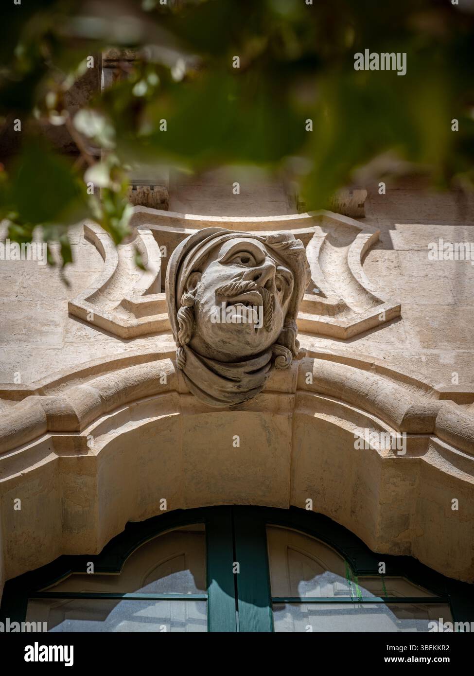 Ein flacher Blick auf den Adelskopf im Bertini-Palast in Ragusa, Sizilien, Italien Stockfoto