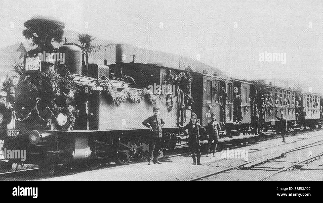 Foto der kkStB 162,06-Lokomotive vor einem Sonderzug am 1. Mai 1905 in Kamenický Šenov. Aus der M. Lestinsky Sammlung. Stockfoto