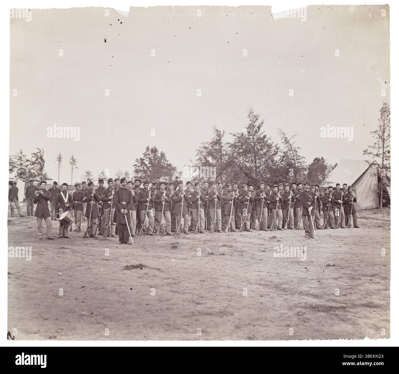 Dieses Foto, das einst Mathew B. Brady zugeschrieben wurde, zeigt eine unbekannte Kompanie der 30. Pennsylvania Infanterie während des Bürgerkriegs, die zwischen 1861 und 1865 aufgenommen wurde. Das Bild stellt den Beitrag des Staates zu den Bemühungen der Union während des Konflikts dar. Stockfoto