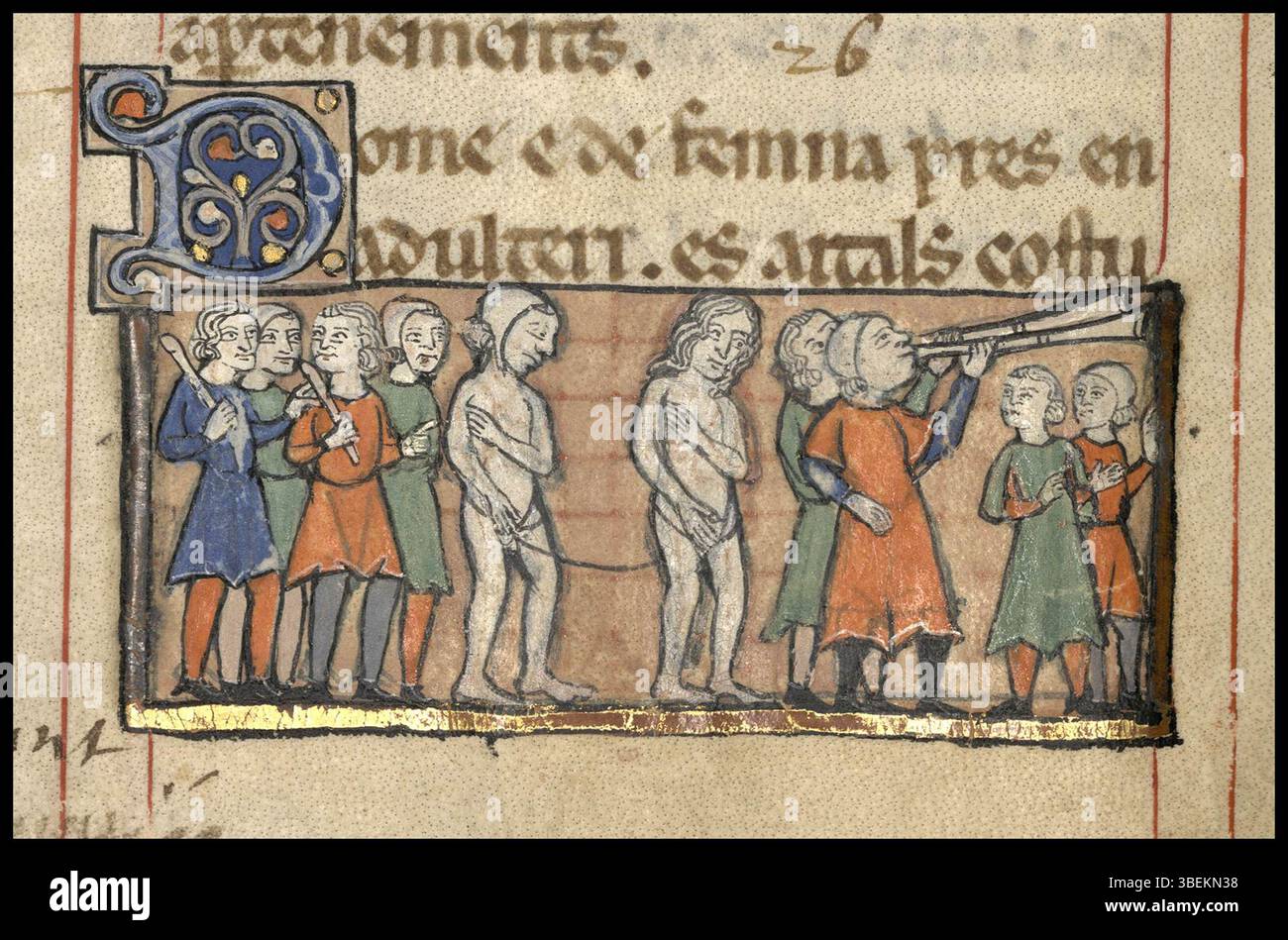 Diese beleuchtete Handschrift, Teil des 13. Jahrhunderts *Livre des coutumes de la ville d’Agen*, stellt eine öffentliche Strafe für Ehebruch dar. Ein Paar wird durch die Straßen von Agen geführt, wird lächerlich und körperlich bestraft. Das Bild stammt von MS 42, Folio 39 verso, das im Archives Départementales de Lot-et-Garonne aufbewahrt wurde. Stockfoto