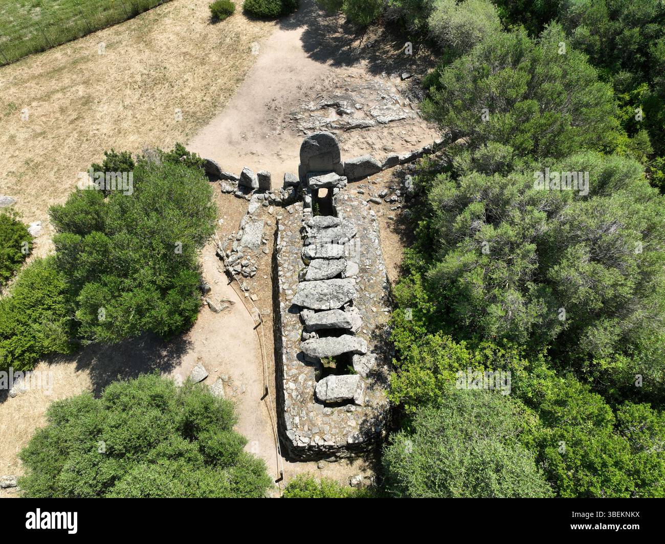 Arzachena, Sassari, Italien: Aus der Vogelperspektive der Riesengräber. tomba dei giganti, von Coddu Veccju bei Arzachena, archäologische Stätte in SAR Stockfoto
