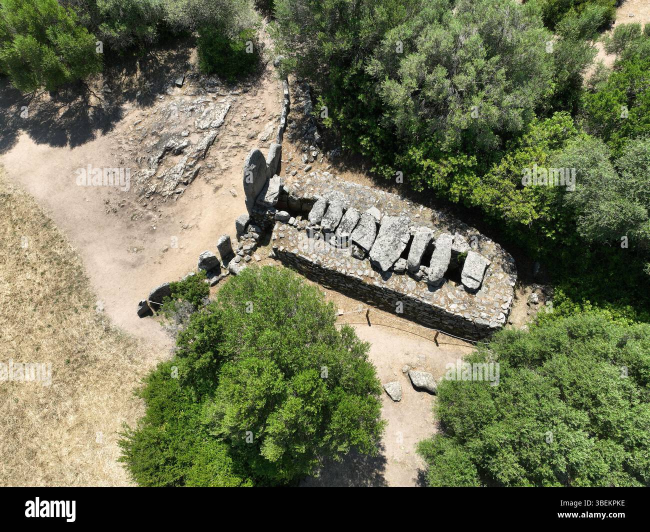 Arzachena, Sassari, Italien: Aus der Vogelperspektive der Riesengräber. tomba dei giganti, von Coddu Veccju bei Arzachena, archäologische Stätte in SAR Stockfoto