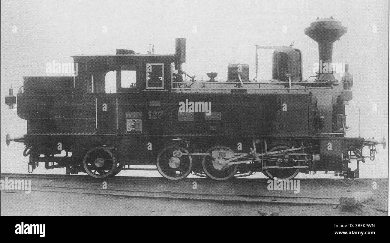 Dieses Werksfoto vom 23. März 1907 zeigt die *kkStB 265.02* Lokomotive in der Werkstatt der ersten Böhmisch-Mährischen Lokomotivfabrik. Sie wurde später als BNB VIb Nr. 127 klassifiziert. Stockfoto