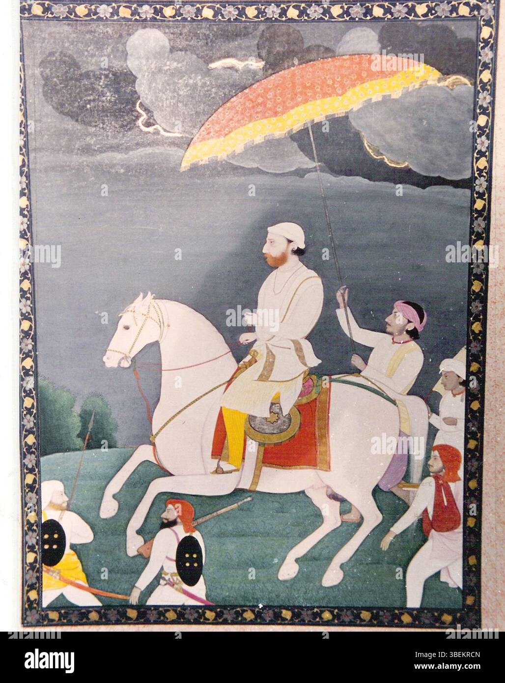 Dieses Gemälde aus dem 19. Jahrhundert zeigt Diwan Kedar Nath, den Bruder von Diwan Dina Nath, mit seinem Gefolge, einschließlich eines Sonnenschirmhelfers. Das Kunstwerk spiegelt den königlichen und militärischen Status von Diwan Kedar Nath wider und zeigt seine Führung und Prominenz am indischen Hof des 19. Jahrhunderts. Stockfoto