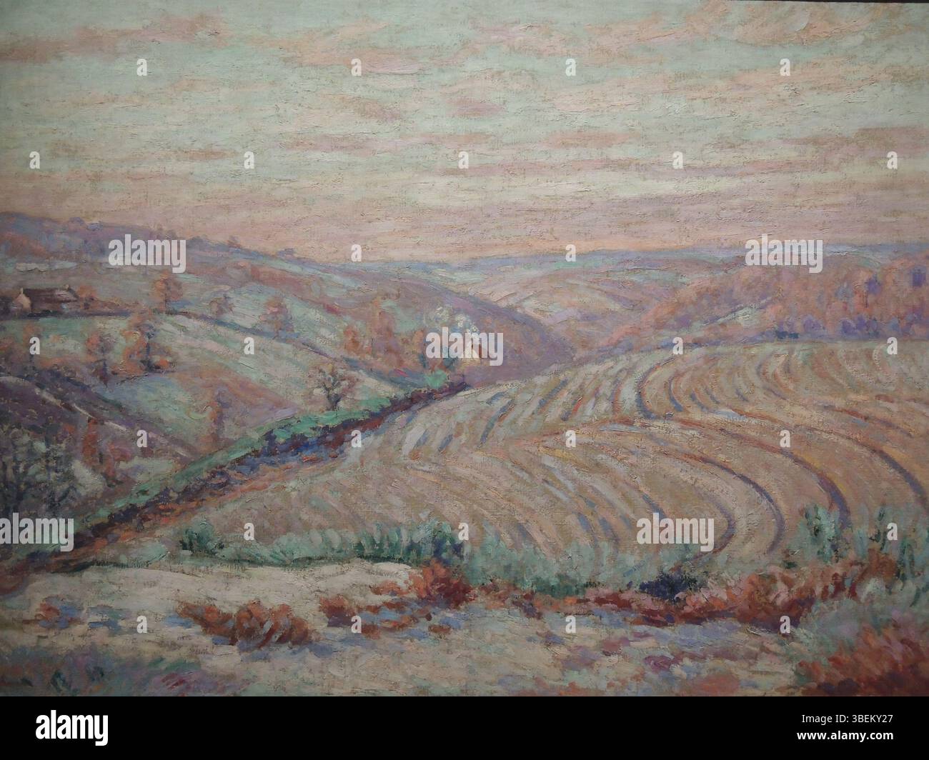Armand Guillaumins Gemälde „Gelée blanche à Crozant“ aus dem 19. Jahrhundert zeigt eine Winterlandschaft in Crozant. In Öl auf Leinwand gemalt, zeigt es die Fähigkeit des Künstlers, atmosphärische Bedingungen und die ruhige Schönheit der Saison einzufangen. Stockfoto