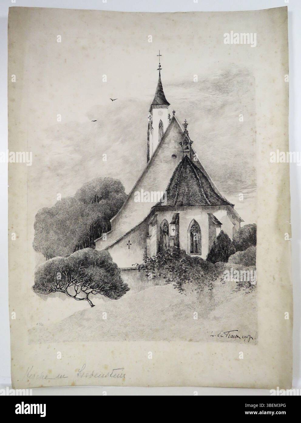 L. Trauts Zeichnung mit Stift und Tinte aus dem Jahr 1917 mit dem Titel „Kirche Seebenstein“ zeigt die Kirche in Seebenstein, Österreich. Das Kunstwerk fängt die architektonischen Merkmale der Kirche und der umliegenden Landschaft ein und veranschaulicht die feinen Details der Zeit. Stockfoto