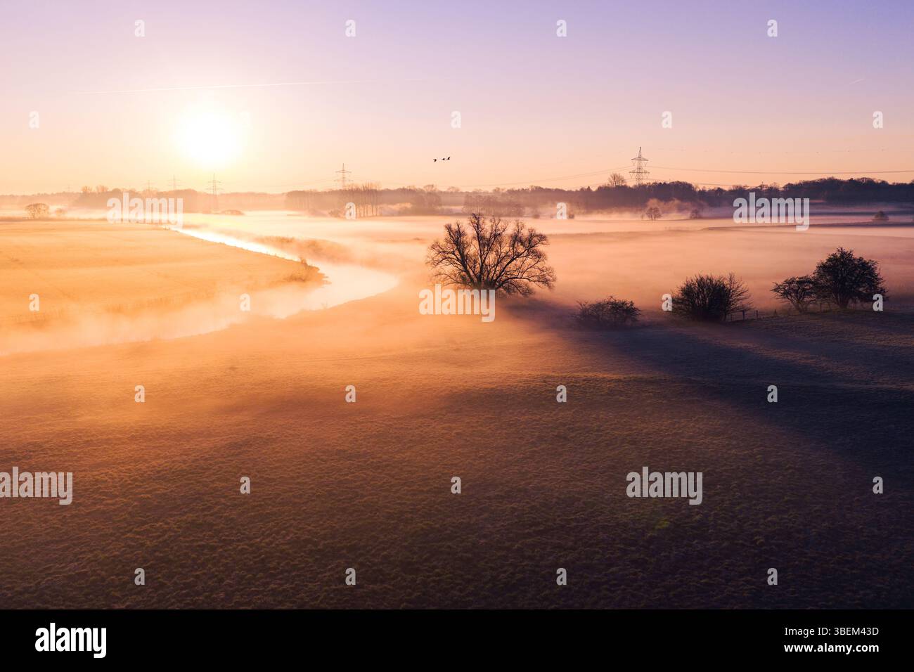 Sonnenaufgang über dem nebligen Fluss. Hochwertige Fotos Stockfoto