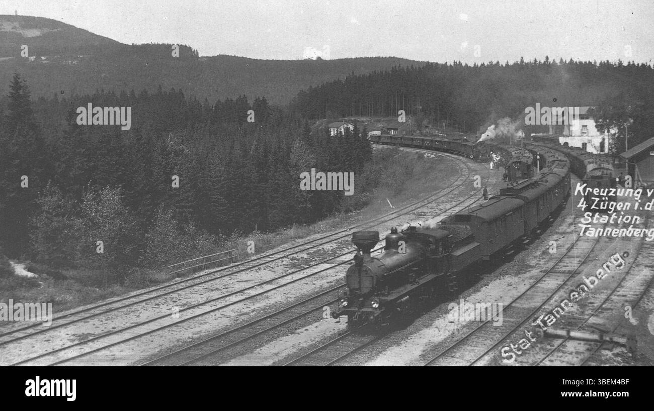 KkStB 128 ist in einem historischen Foto zu sehen, das am Bahnhof Jedlova aufgenommen wurde und am 18. Juni 1910 in der Fotosammlung Karnik aufgenommen wurde. Das Bild gibt einen Einblick in den Eisenbahnbetrieb des frühen 20. Jahrhunderts in den tschechischen Ländern. Stockfoto