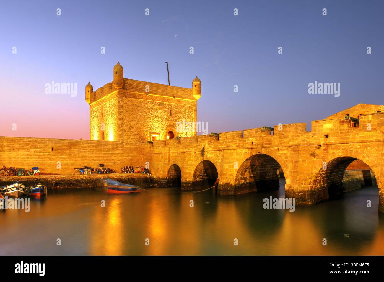 Wunderschöner Sonnenuntergang über dem Hafen von Scala, einem Verteidigungsturm, der den Hafen in Essaouira an der Atlantikküste Marokkos bewacht. Stockfoto