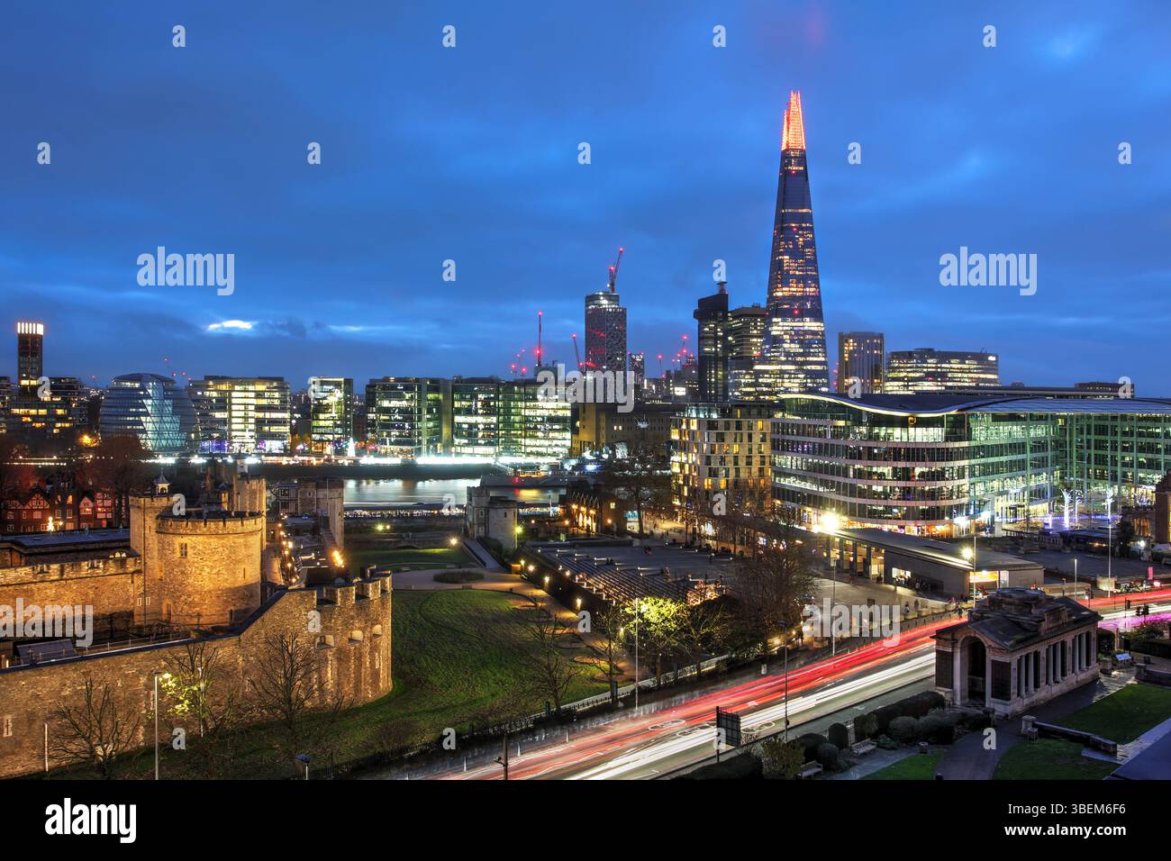 Nächtlicher Blick auf London vom Tower Hill mit London Tower und The Shard über die Themse. Stockfoto