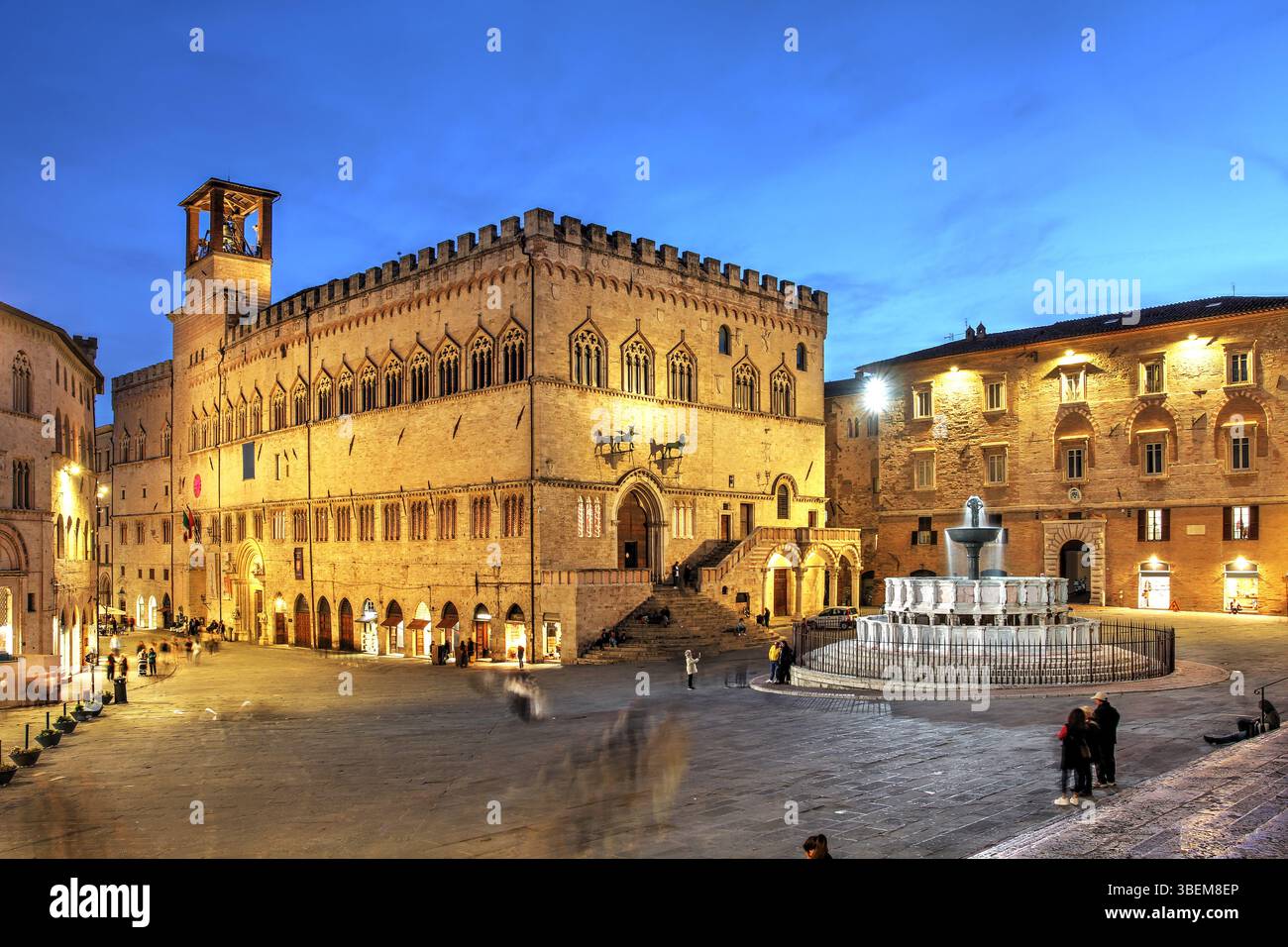 Piazza IV Novembre mit Fontana Maggiore und Palazzo dei priori (Palazzo Comunale) in Perugia, Italien bei Nacht. Stockfoto